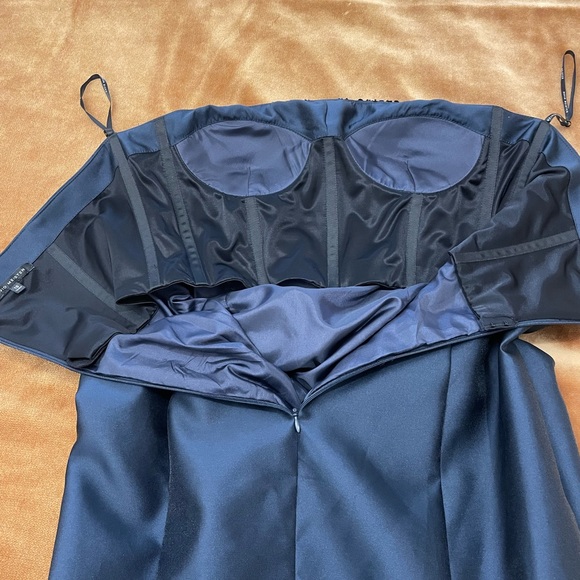 New evening gown with the sequins on the front, made by David Meister. Size 16. - Picture 6 of 11